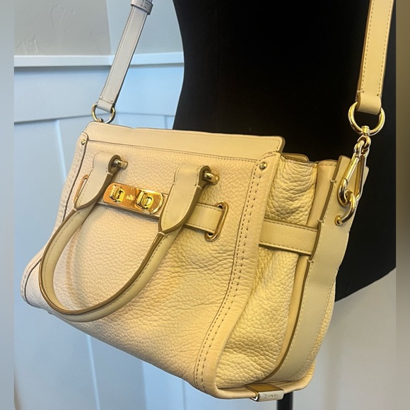 Coach Swagger - Picture 2 of 12